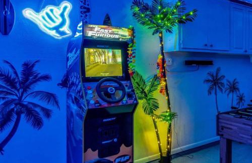 Whitfield Casa | Saltwater Siesta Game Room Pool Mini Golf