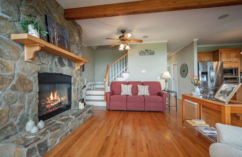 Piney Mountain Cabina | Saluda Mountain Escape: Pet-Friendly, Sleeps 4