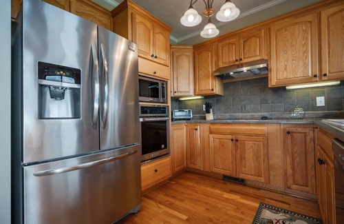 Piney Mountain Cabina | Saluda Mountain Escape: Pet-Friendly, Sleeps 4