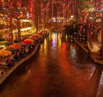 Downtown San Antonio Apartamento | San Antonio TX Condo on Riverwalk w King Ste,Pets