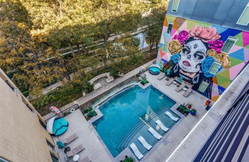 Downtown San Antonio Apartamento | San Antonio TX Condo on Riverwalk w King Ste,Pets