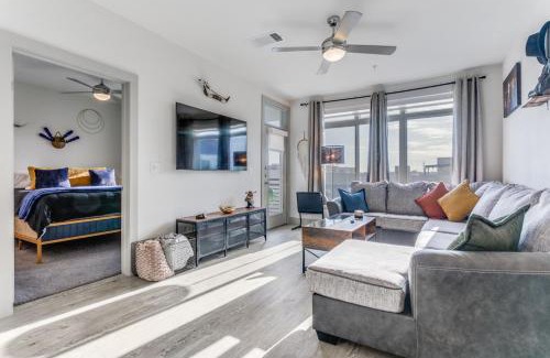 Downtown San Antonio Apartamento | San Antonio TX Condo on Riverwalk w King Ste,Pets