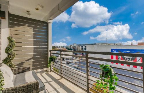 Downtown San Antonio Apartamento | San Antonio TX Condo on Riverwalk w King Ste,Pets