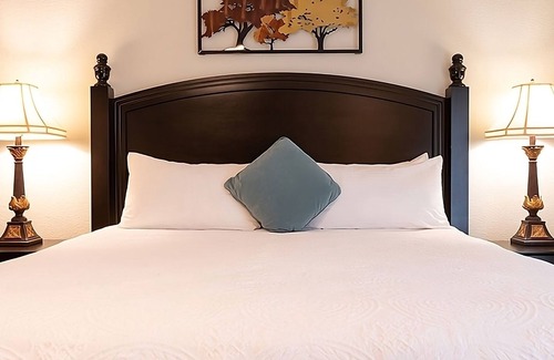 San Diego Country Estates Hotel | San Diego Country Retreat | Full Kitchen | Free Parking