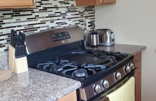 El Sobrante Casa | San Francisco 20 miles away and Napa Valley a 30-mile drive.