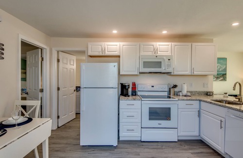 South Island Casa | Sand Dollar #2 - Downstairs Apt w Shared Pool on Canal by the Beach!