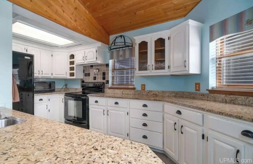 Rumely Casa | Sand River Retreat - Sauna, Sand River & Lake Superior