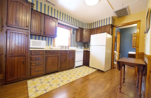 Oxford Apartamento | Sandaway Suites & Beach - Full Kitchen & Private Beach Access - Location in Town