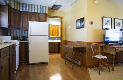 Oxford Apartamento | Sandaway Suites & Beach - Full Kitchen & Private Beach Access - Location in Town