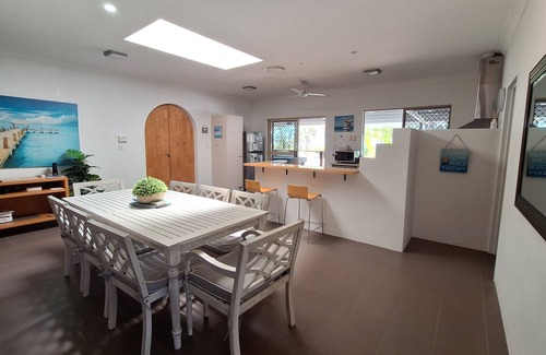 Traviston Casa | SandNSea - Only Steps to the beach -Pet Friendly Accommodation