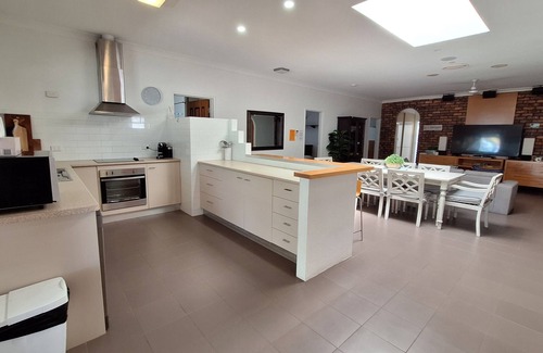 Traviston Casa | SandNSea - Only Steps to the beach -Pet Friendly Accommodation
