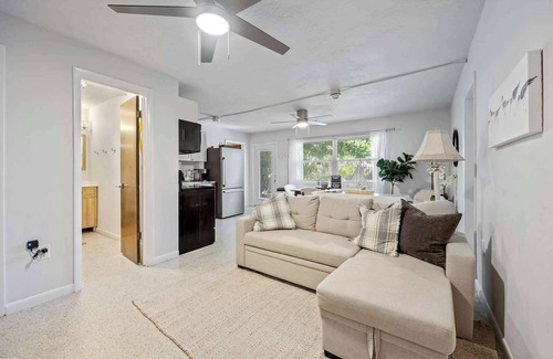 Satellite Beach Apartamento | Sandpiper 𓇼 1BR/1BA Across From Beach!