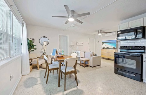 Satellite Beach Apartamento | Sandpiper 𓇼 1BR/1BA Across From Beach!