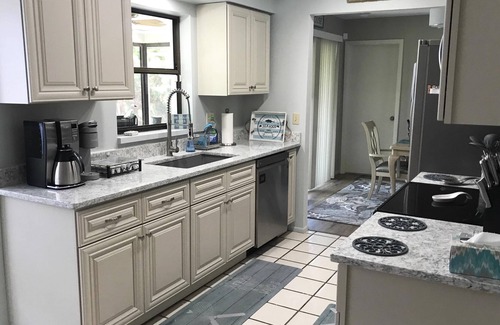 Grove City Casa | Sandpiper Cottage - Pet Friendly Close to Lemon Bay!