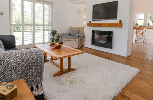Frankby Casa | SANDSTONE COTTAGE, family friendly, with a garden in West Kirby