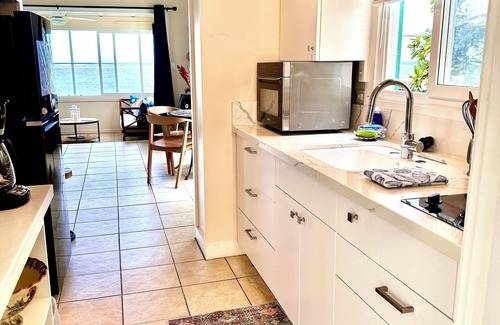 Punaluu Condominio | Sandy Beachfront Cottage