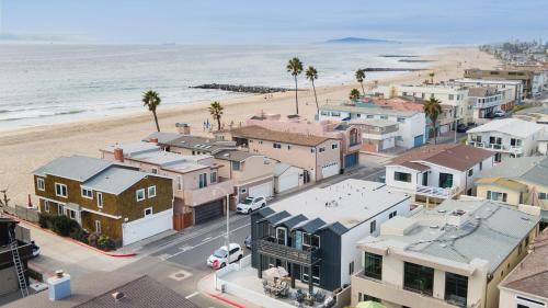 West Newport Casa | Sandy by AvantStay Oceanview Steps to Beach Patio w Fire Pit Dining Area