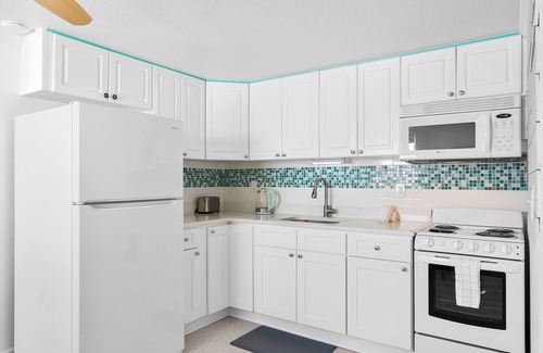 Holmes Beach Casa | Sandy Feet Retreat | Quiet Island Escape for Long Stays
