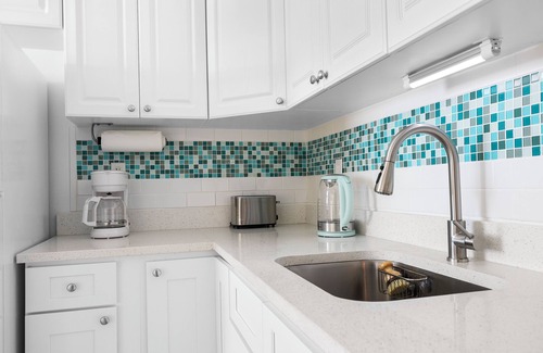 Holmes Beach Casa | Sandy Feet Retreat | Quiet Island Escape for Long Stays