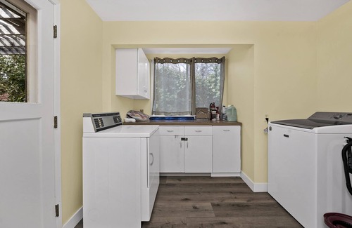 Clear Lake Casa | Sandy Feet Retreat -- lakefront Retreat with sand volleyball court!