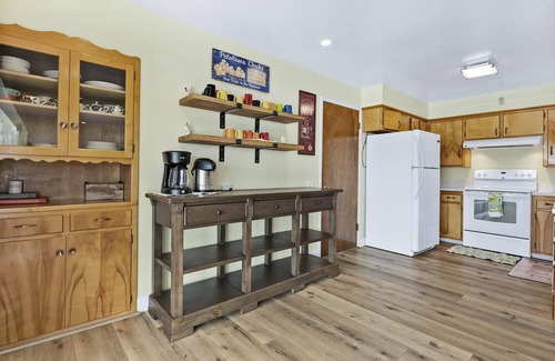 Clear Lake Casa | Sandy Feet Retreat -- lakefront Retreat with sand volleyball court!