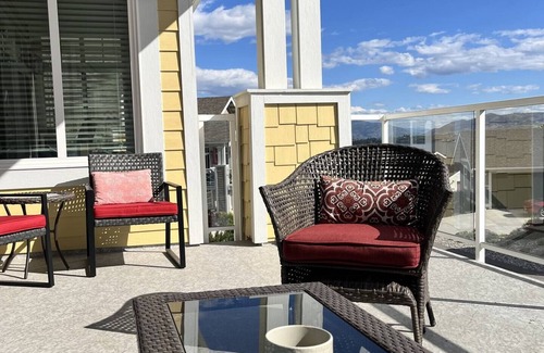Okanagan-Similkameen Casa | Sandy Feet Retreat - View Cottage with gorgeous open layout