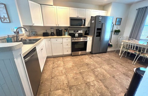 Bermuda Bay Casa | Sandy Paws Townhouse, Private Mini Water Park, Dog Friendly!