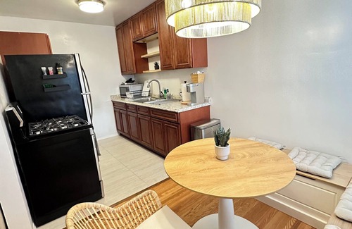 Alamitos Beach Condominio | Sandy Shores Apt with AC, Parking & Laundry, 10min walk to beach. Superb WiFi.