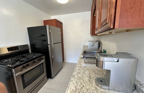 Alamitos Beach Condominio | Sandy Shores Apt with AC, Parking & Laundry, 10min walk to beach. Superb WiFi.