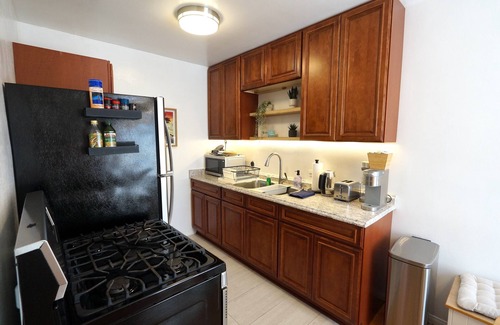 Alamitos Beach Condominio | Sandy Shores Apt with AC, Parking & Laundry, 10min walk to beach. Superb WiFi.