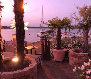 Bitterfeld Apartamento | Saniertes Penthouse im Park am Goitzschesee