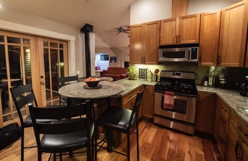 Westside Santa Cruz Cabaña | Santa Cruz Cottage Sanctuary con bañera de hidromasaje en Bamboo Garden