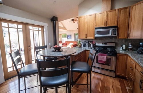 Westside Santa Cruz Cabaña | Santa Cruz Cottage Sanctuary con bañera de hidromasaje en Bamboo Garden