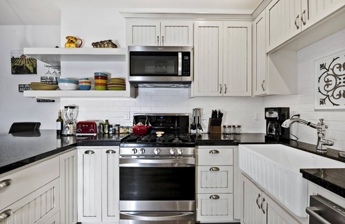 Healdsburg Cabaña | Santini Farmhouse | Complimentary tasting at Croix Winery included!