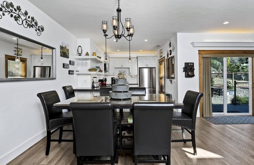 Healdsburg Cabaña | Santini Farmhouse | Complimentary tasting at Croix Winery included!