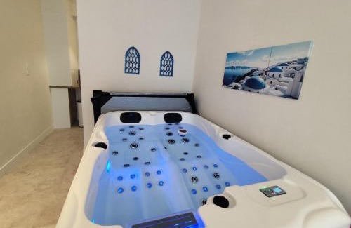 Poitiers Apartamento | Santorini, Relaxing Spa, Terrace and Parking