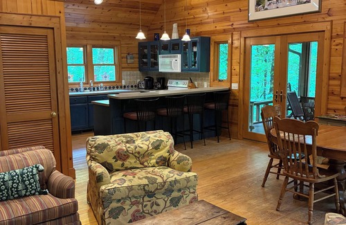 Wiley Cabaña | Sapphire - A Lovely Cottage in the Woods with Mountain Scenery
