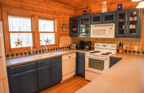 Wiley Cabaña | Sapphire - A Lovely Cottage in the Woods with Mountain Scenery