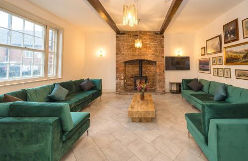 Hadnall Casa | Saracens · Luxurious retreat - pool sauna bar 7 ensuites Pass the Keys
