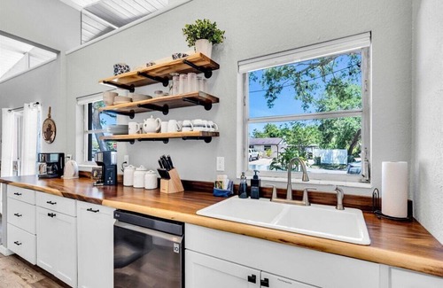 Alta Vista Casa | Sarasota Sands Retreat - 4BD/3BA with heated pool