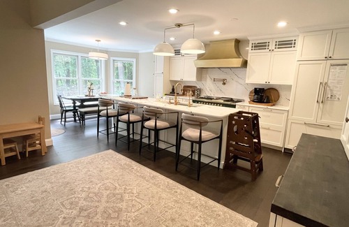 Saratoga Springs Casa | Saratoga Lake Family Home Close to Track, Down town & Spac! Beach & pool access!