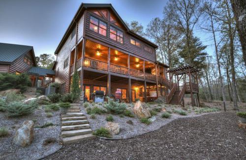 Mineral Bluff Casa | Sassafras Lodge - Cabin in North GA - Pet Friendly - Hot Tub, Fireplace, Mountain Views, Gas Griddle, Outdoor Fire Pit, Shuffleb