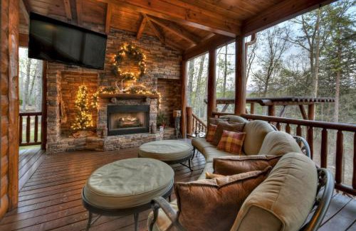 Mineral Bluff Casa | Sassafras Lodge - Cabin in North GA - Pet Friendly - Hot Tub, Fireplace, Mountain Views, Gas Griddle, Outdoor Fire Pit, Shuffleb