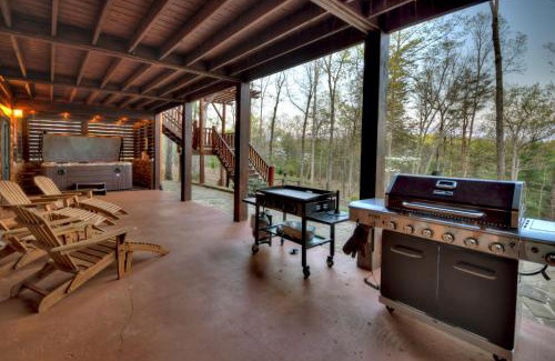 Mineral Bluff Casa | Sassafras Lodge - Cabin in North GA - Pet Friendly - Hot Tub, Fireplace, Mountain Views, Gas Griddle, Outdoor Fire Pit, Shuffleb
