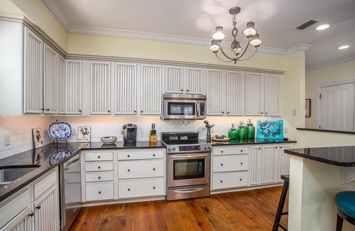 Saint Simons Island Casa | Sassy Peach Cottage - 5 habitaciones / 4. 5 baños Gran piscina Cerca del faro / muelle / pueblo!