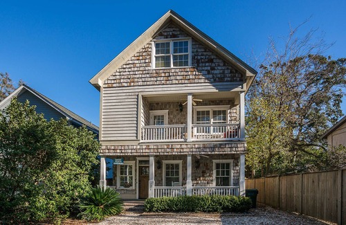 Saint Simons Island Casa | Sassy Peach Cottage - 5 habitaciones / 4. 5 baños Gran piscina Cerca del faro / muelle / pueblo!