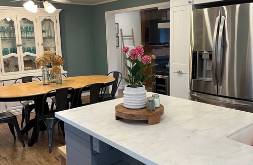 Sauble Beach Cabaña | Sauble Beach renovated, large modern cottage + chefs kitchen. 5 mins to Main St