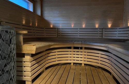Espoo Chalet De Esquí | Sauna cottage in Nuuksio with private Hot Tub