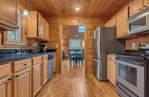 Sautee Nacoochee Cabina | Sautee By Morning - Gorgeous Helen GA Cabin, Couples Retreat, Fiber Optic