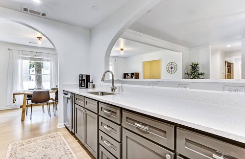Isle of Hope Historic District Casa | Savannah Place: Mid-century modern 3 Bedroom Home